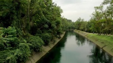 Watercourse ile yaz manzarası - 5K