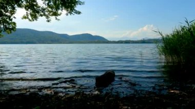  Comabbio Gölü üzerinde yaz manzarası - 5K