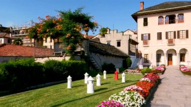 Orta Gölü 'ndeki yaz manzarası - 5K