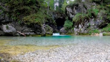  Dolomitler 'de bir Alp Gölü manzarası - 5K