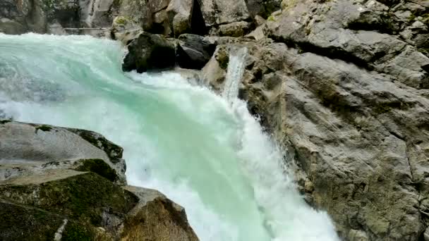 Пейзаж Доломитовых Альпах Ручьем Зеленой Водой — стоковое видео
