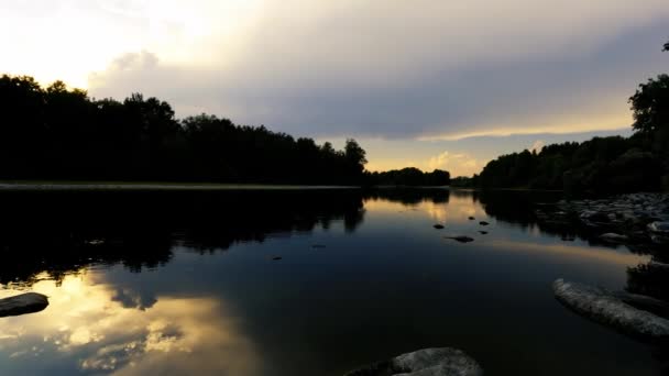 Avkopplande Landskap Vid Solnedgången Vid Floden — Stockvideo