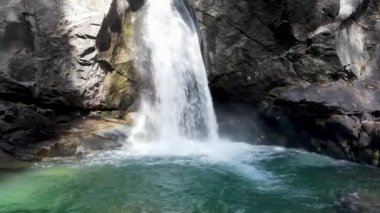 Hava Aracı - Yavaş Hareket - Dolomitlerin Alp Şelaleleri 'nin manzarası
