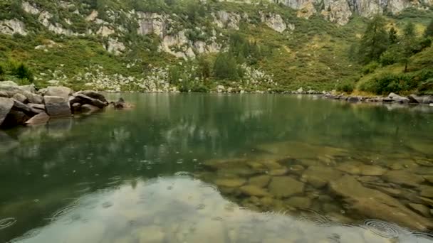 Βροχερή Μέρα Στο Lago Alpine Της Vacarsa — Αρχείο Βίντεο