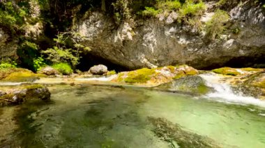  Dolomitlerdeki bir Alp Gölü manzarası - 5K