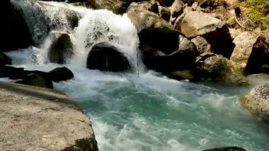 Dolomitlerdeki bir torrentin genel görünümü - 5K