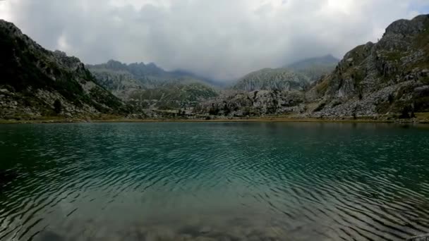 Alpine Landschaft Auf Einem See Mit Grünem Wasser — Stockvideo