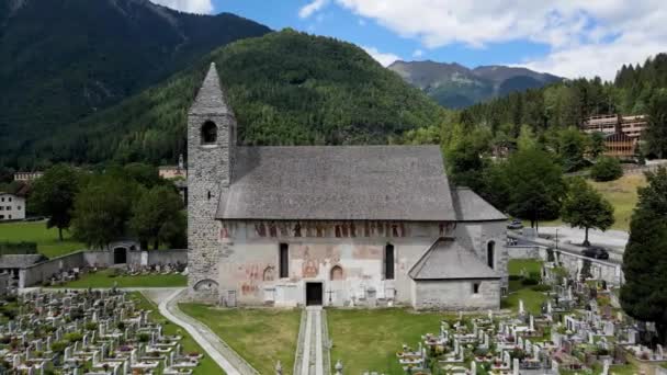 空中ドローン ヴィジリオ中世教会のドロマイト風景 — ストック動画