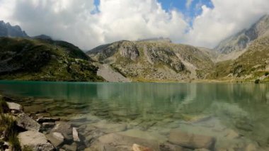 Dolomitlerdeki bir gölün üzerindeki dağlık arazi - 5K