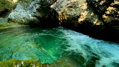 Yeşil Suyla Bir Derenin Üzerinde Alp Manzarası - 5K