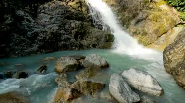 Folgorida Şelaleleri üzerinde yaz manzarası - 5K