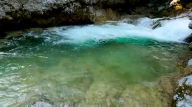 Turkuaz Suyla Bir Derenin Üzerinde Alp Manzarası - 5K