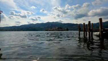 Orta Gölü 'ndeki yaz manzarası - 5K