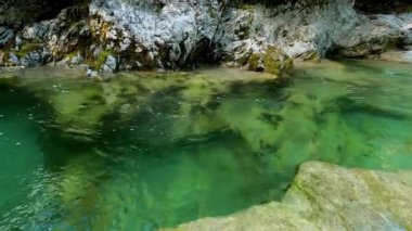 Dolomitlerde akarsu ve yeşil suyla manzara - 5K