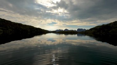 Şafak vakti bir gölde Alp manzarası - 5K