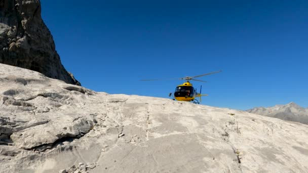 Paisaje Alpino Con Helicóptero Primeros Auxilios — Vídeos de Stock