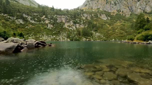 Deszczowy Dzień Alpejskim Jeziorze — Wideo stockowe