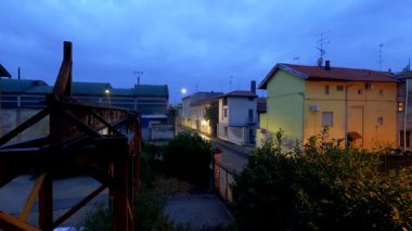 İtalyan Endüstriyel Şehrinde Nightlapse