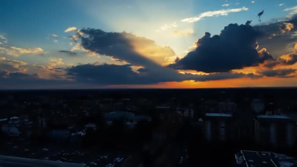 Drohne Aus Der Luft Herbstlandschaft Bei Sonnenuntergang Über Der Stadt — Stockvideo