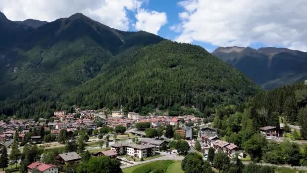 空中ドローン ドロマイトの村のアルプスの風景 — ストック動画