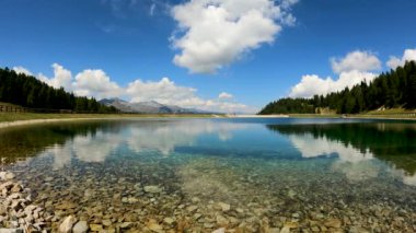 Alpine Gölü 'ndeki Dolomitler' in manzarası - 5K