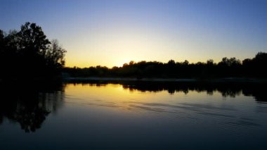  Sunset on the River 'daki manzara - 5K