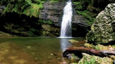 Kuzey Avrupa Şelalesinde Yağmurlu Manzara - 5K