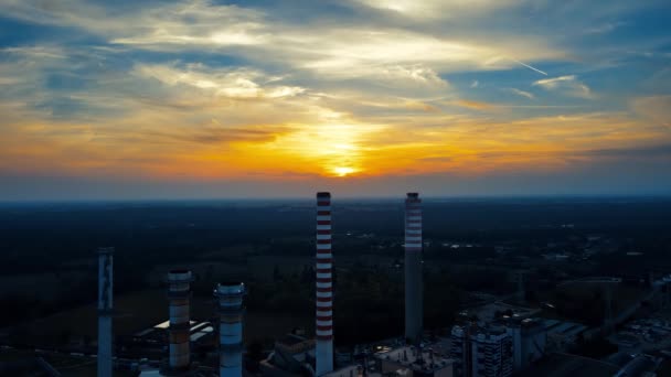 Drohne Aus Der Luft Landschaft Bei Sonnenuntergang Über Einer Industriestadt — Stockvideo