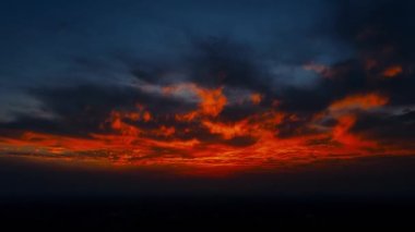  Hava Aracı - Şehirde Fantastik Kızıl Gün Batımı