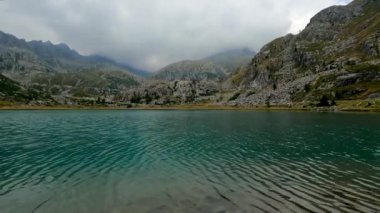 Dolomitlerdeki bir Alp gölünün bulutlu manzarası - 5K