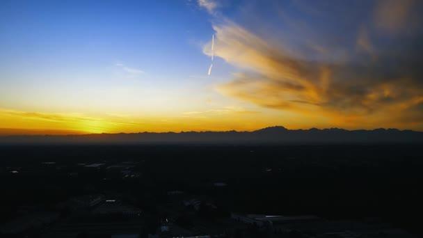 Drone Aéreo Pôr Sol Sobre Uma Cidade Industrial — Vídeo de Stock