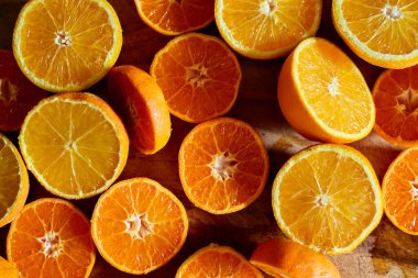 Kesme tahtasındaki Turuncu Yarılar