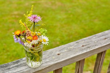 Çırılçıplak Ahşap Tırabzanda Yaban Çiçeği Düzenleme Arkaplanda Yeşillik, Yatay Görünüm 3