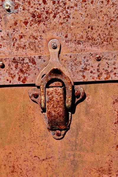 Rusty Clasp Old Footlocker — 스톡 사진