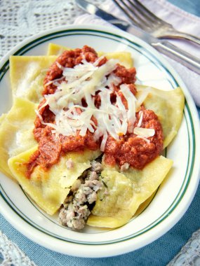 Etli sos ve ızgara peynirli Ravioli, Bıçaklı ve Çatallı Beyaz Tabakta Geniş Görüş