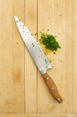 Kesme Kurulunda Doğranmış Frenk soğanlı Mutfak Bıçağı