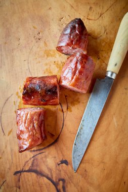 Bıçak ve Dilimlenmiş Taze Sosis Kesme Tahtasında
