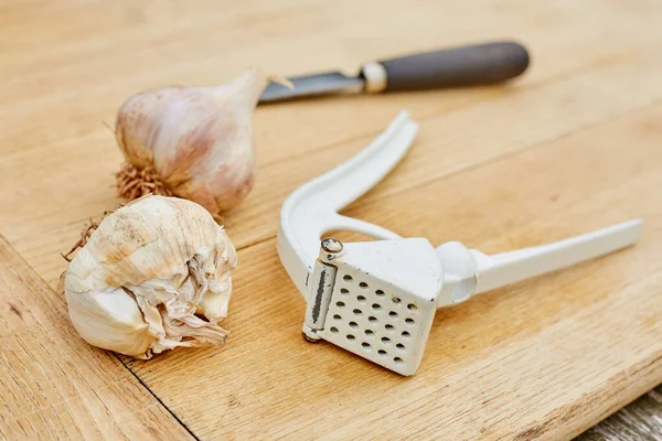 Garlic Bulbs Knife Press Cutting Board — стоковое фото