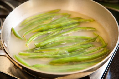 Fırında pişen yeşil fasulyeler.