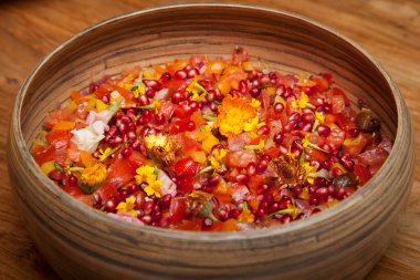 Tahta kasede domates ve nar salatası Yakın çekim