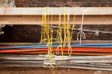 Halat ve Twine on Steel I-Beam tarafından asılan kablolar.