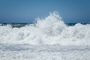 Sahil şeridinde dalga spreyi