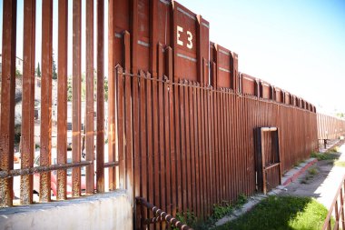 Nogales, Arizona 'da ABD ile Meksika arasındaki sınır duvarı