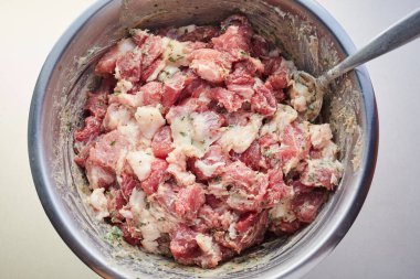 Kahvaltıda Sosis İçin Et ve Yağ Karışımı