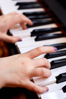 Beyaz Çocuk Elleri Piyano Çalıyor Klavye Yandan Bakış