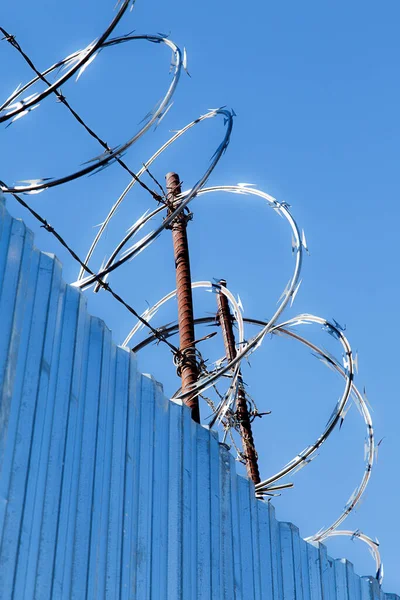 Rasierdraht Und Stahlbewehrung Auf Der Metallwand — Stockfoto