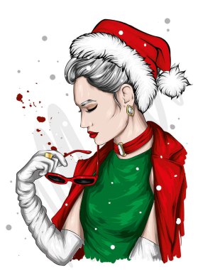 Şık elbiseli ve Noel şapkalı güzel bir kız. Yeni yıl ve Noel, bir kartpostalda baskı.