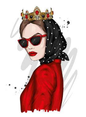 Şık bir başörtüsü, taç ve gözlüklü güzel bir kız. Moda, tarz, giysi ve aksesuarlar..