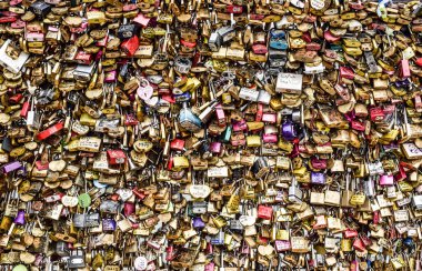 Aşk Köprüsü Paris 'in tarihi anısında Aşk, asma kilit demiryolunu kilitler