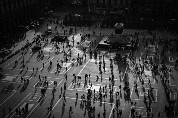 Занимательная площадь в Милане, Италия, полная людей — стоковое фото